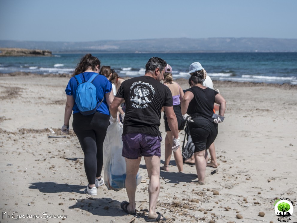 CHRONICLE OF THE CLEANING OF MARZAMEMI BEACH AND LETTER TO AN IDIOT